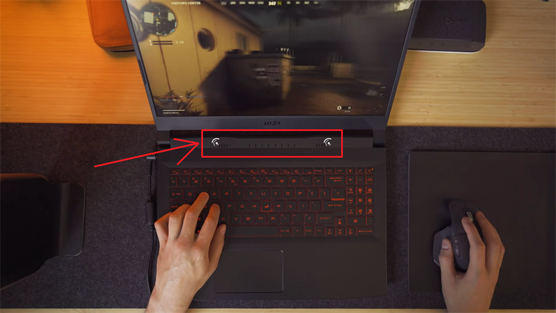 Hệ thống loa kép ở ngay bên dưới màn hình của MSI Katana GF66. (Nguồn: Andres Vidoza).
