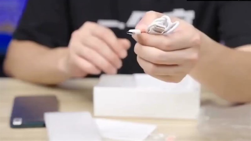 Trên tay iPhone 13 Pro chạy Android Trên tay iPhone 13 Pro chạy Android