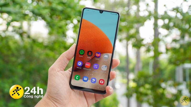 Thao tác vuốt chạm, cảm ứng trên màn hình Galaxy A32 là tương đối mượt mà các bạn ạ.