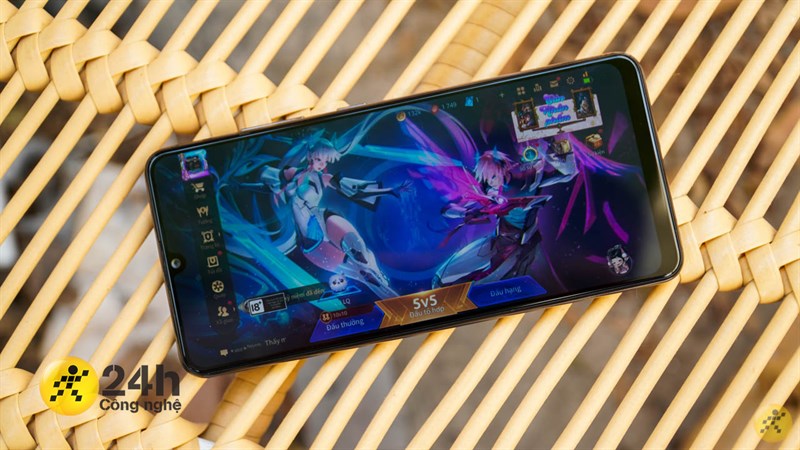 Màn hình của Galaxy A32 cho trải nghiệm chơi game bao phê luôn các bạn ạ.