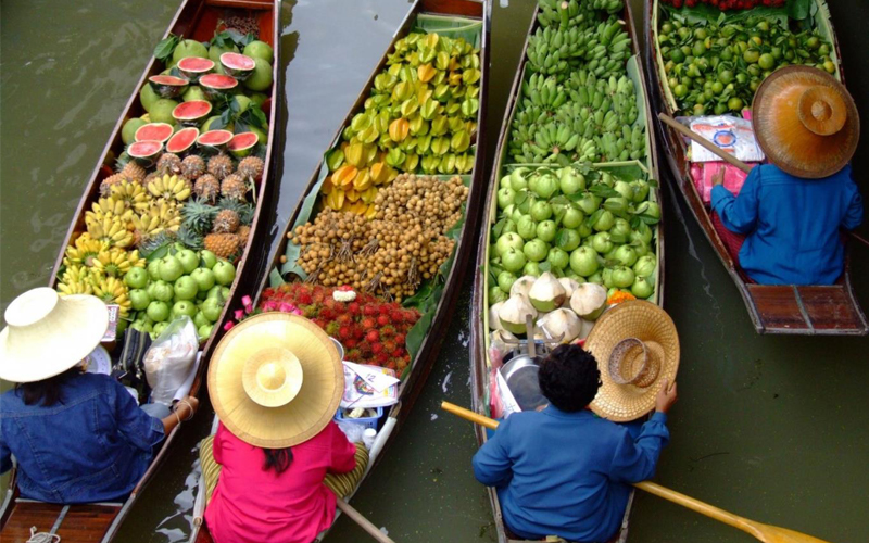 Một góc bán trái cây ở chợ nổi Cà Mau