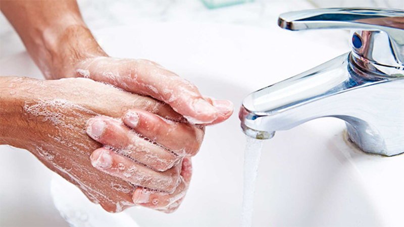 Rửa tay trước khi sử dụng cốc nguyệt san