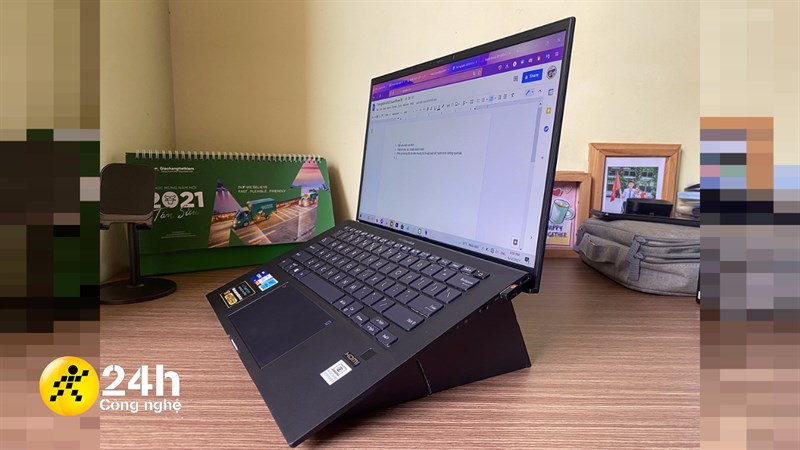 Các bạn nhìn xem, giá đỡ laptop bằng giấy bìa tái chế này cũng xịn đấy chứ.