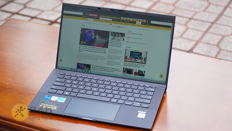 ASUS ExpertBook B9 has a thin screen border of only 4 mm. 