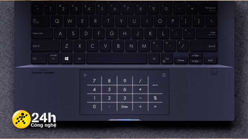 Phần TouchPad của thiết bị còn có thể biến được thành bàn phím số đèn LED thông qua phím bấm ở góc trên bên phải.