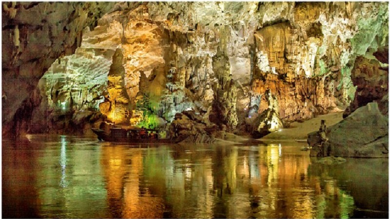 Động Phong Nha nổi tiếng với hang động huyền ảo