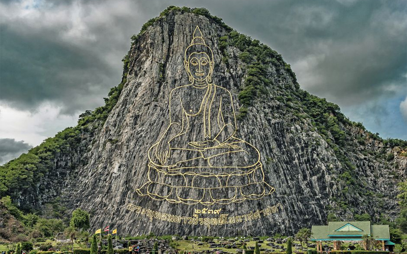 Bức tượng Phật Thích Ca Mâu Ni được khắc nổi cao hơn 100m