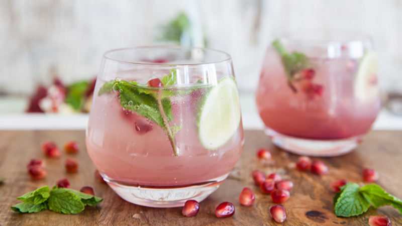 Ly Pomegranate Gin cocktail với màu hồng dễ thương và tinh tế