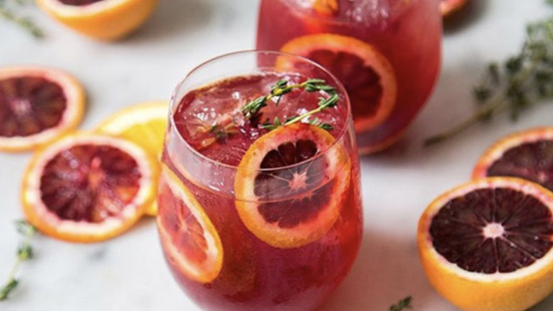 Blood Orange Elderflower Gin Cocktail mang màu sắc lẫn hương vị rất được lòng nhiều bạn trẻ