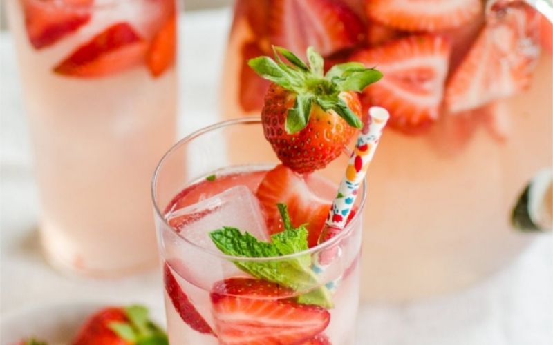 Thành phẩm là một ly Strawberry Gin Smash cocktail rất bắt mắt