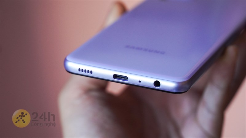 Cạnh đáy của máy bao gồm loa ngoài, cổng USB-C, mic thoại và cổng cắm tai nghe 3.5 mm.