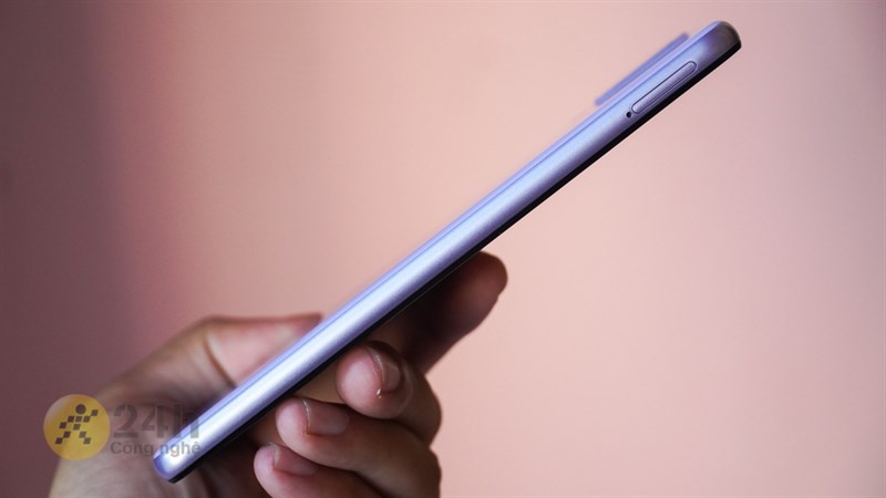 Cạnh trái của máy là khay đựng SIM (hỗ trợ mở rộng qua thẻ nhớ MicroSD lên đến 1 TB).