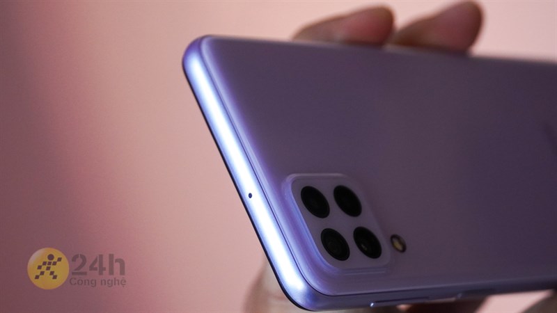 Phía đỉnh máy của Galaxy A22 có một micro phụ.