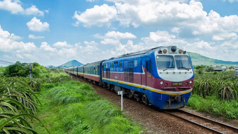 Bạn có thể ngắm cảnh xung quanh đường đến Mũi Né bằng tàu hỏa