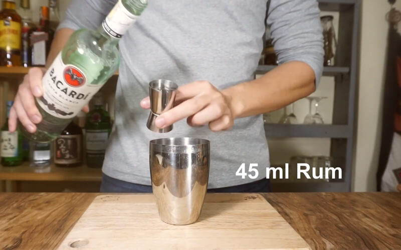 Cho 45ml rượu White Rum vào dụng cụ lắc Cocktail