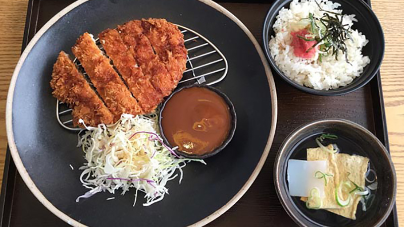 Ăn Tonkatsu với salad là sự kết hợp tuyệt vời