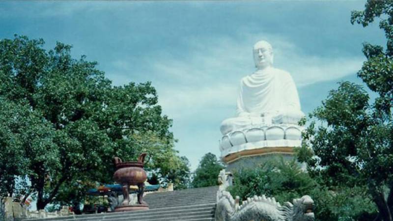 Tượng Phật Thích Ca ngồi trên đài sen. Nguồn Internet