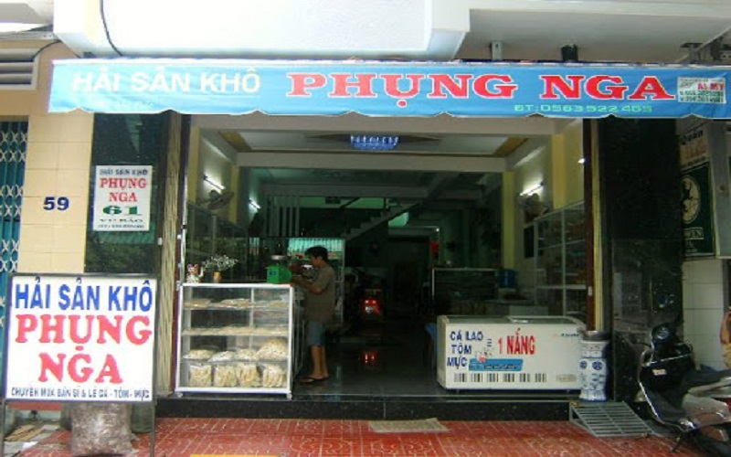 Cửa hàng Phụng Nga bán nhiều món đặc sản, hải sản khô tại Quy Nhơn.