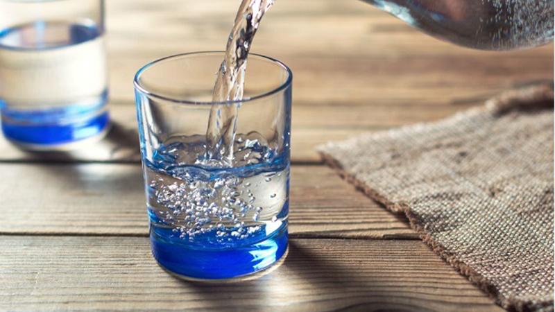 Dùy trì nước trong cơ thể cũng giúp giảm sốt hiệu quả