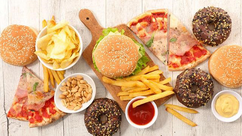 Không nên ăn quá nhiều thức phẩm nhiều chất béo làm ảnh hưởng đến sức khỏe
