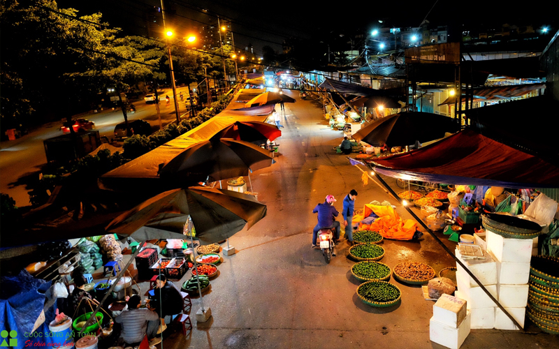 Chợ Long Biên về đêm