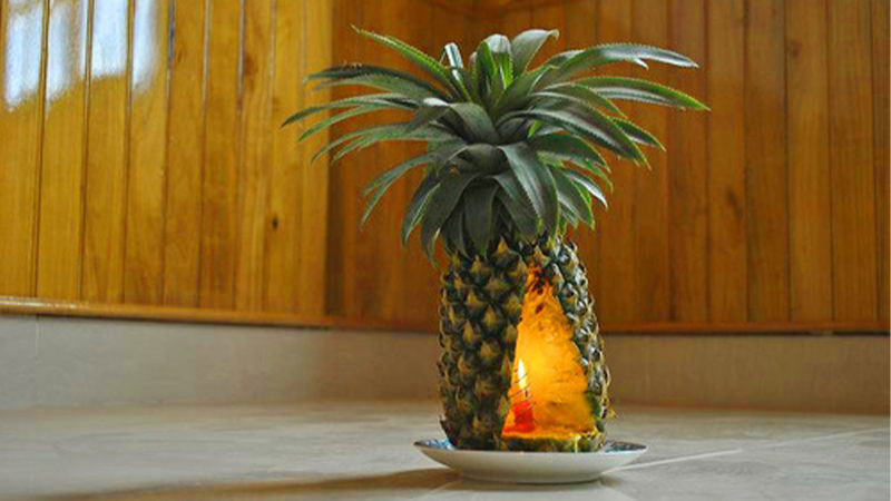 Đốt nến bên trong trái thơm giúp giảm mùi hôi, ẩm mốc trong nhà