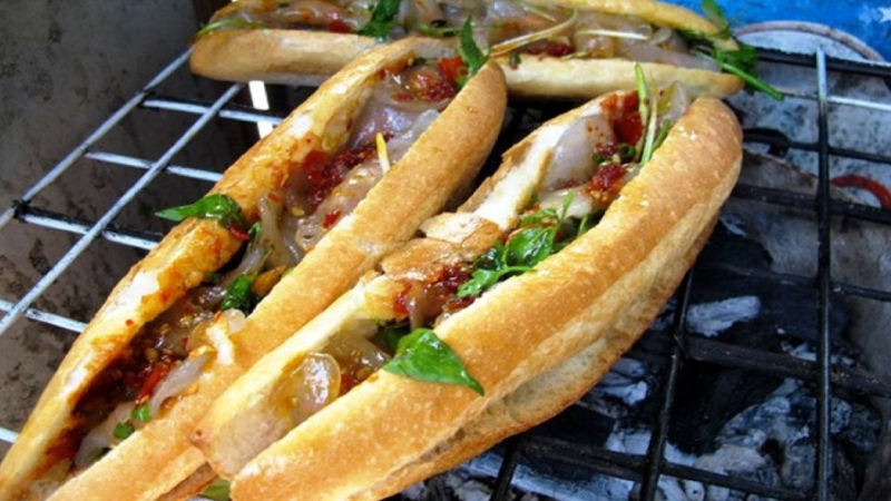 Bánh mì kẹp bột lọc - món ăn lạ mà quen khi đến Quảng Bình