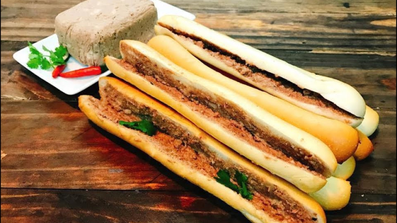 Bánh mì cay giòn thơm của Hải Phòng