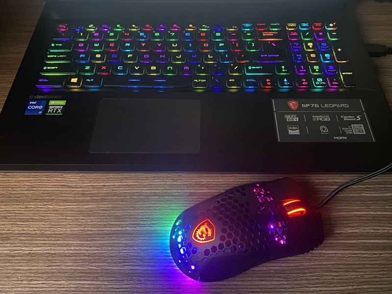 MSI khá tâm lý khi tặng kèm cho chúng ta một chút chuột RGB cực kỳ xịn sò.