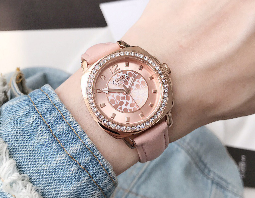 Đồng hồ nữ Coach có thiết kế đính đá sang trọng hoặc họa tiết cá tính