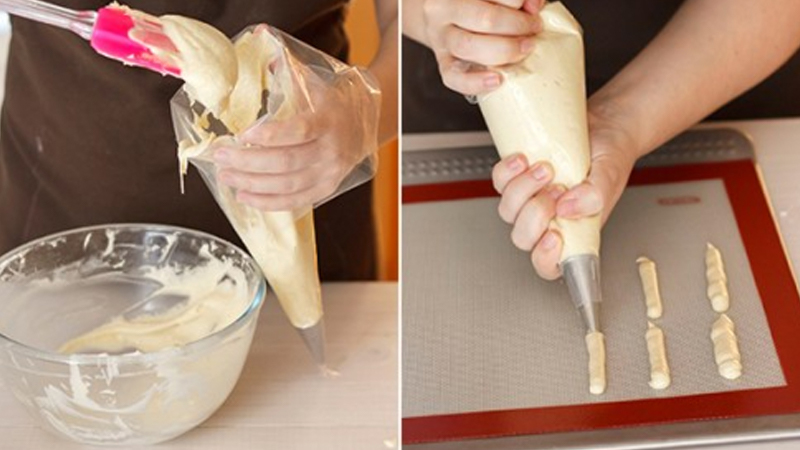 Cho bột vào túi bắt kem và tạo hình sau khi đã để trong tủ lạnh khoảng 30 - 45 phút