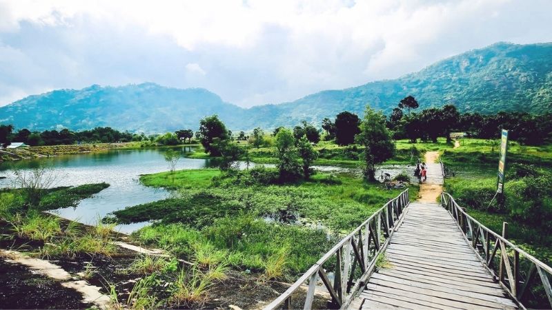 Hồ Ô Thum tọa lạc trong vùng Bảy Núi