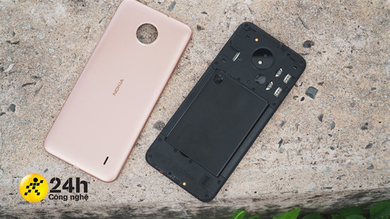 Bạn hoàn toàn có thể tháo được nắp lưng của Nokia C20 để thay pin cho máy