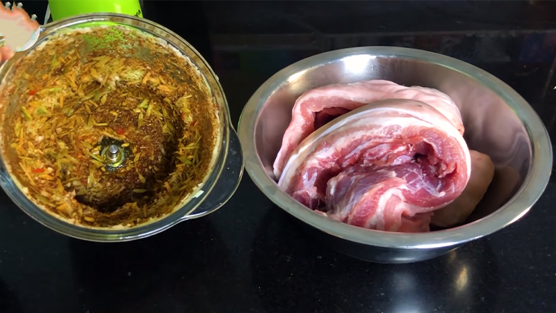 Thịt ba chỉ đã được sơ chế và nguyên liệu ướp thịt đã được xay nhuyễn