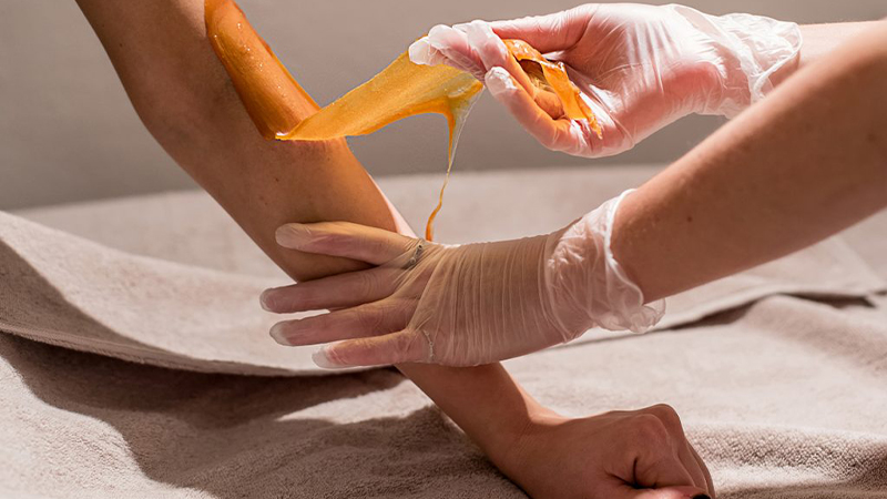 Sáp wax lông có độ kết dính cao giúp làm sạch lông trên bề mặt da