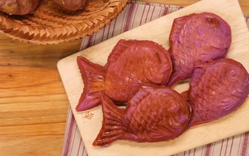 Thưởng thức bánh cá khoai lang tím