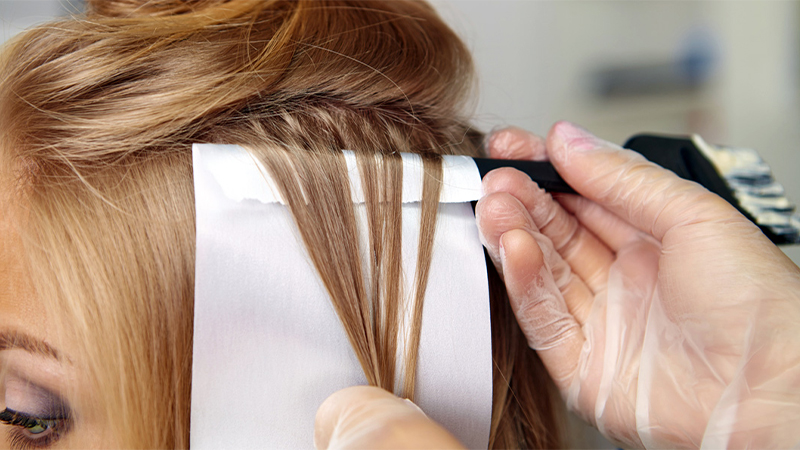 Tách tóc ra nhuộm từng phần nhỏ giúp đều màu lên tóc