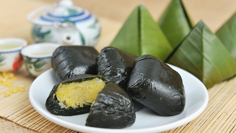 Bánh ít lá gai là một trong các món ăn đặc sản nổi tiếng của Quy Nhơn