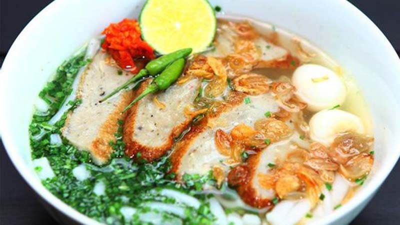 Bánh canh chả cá là một món ăn được nhiều người dân vùng biển cả yêu thích.