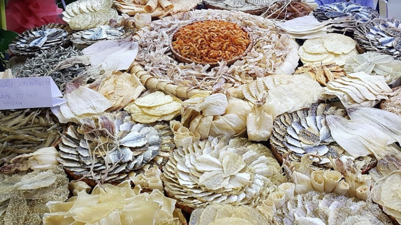 Các món khô bày bán tại Hương Trang