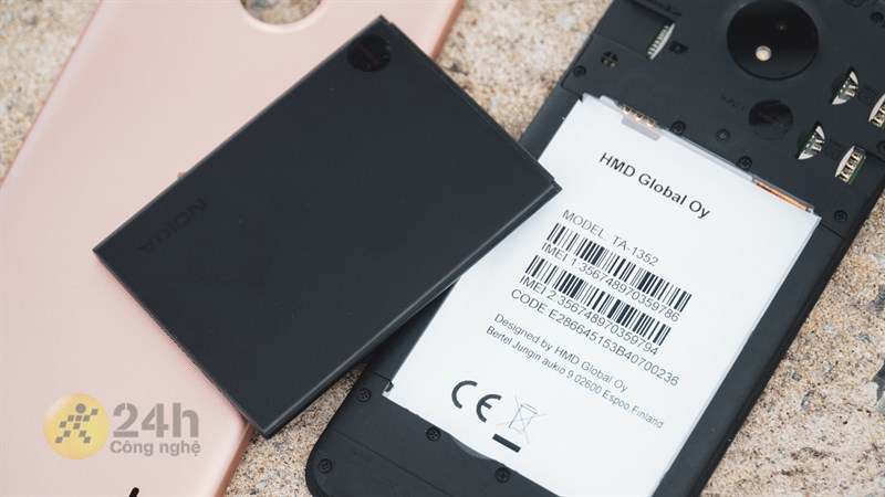 Nokia C20 có thể tháo nắp lưng và thay thế được pin.