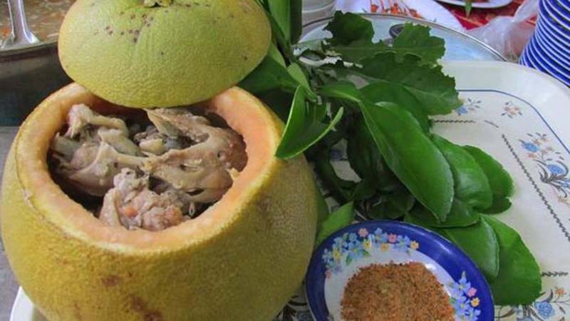 Gà hấp bưởi là một món đặc sản nổi tiếng tại Biên Hòa, Đồng Nai.