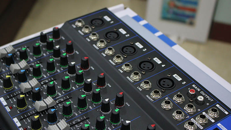 Mixer analog vận hành theo kỹ thuật digital