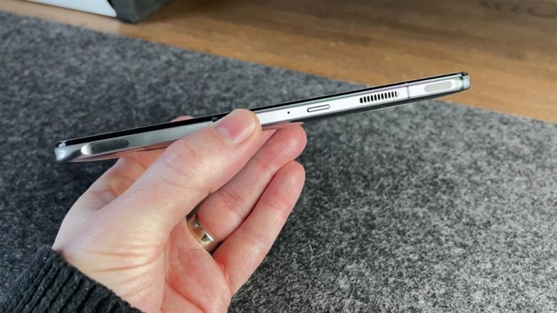 Cạnh phải của Red Magic 6 Pro.