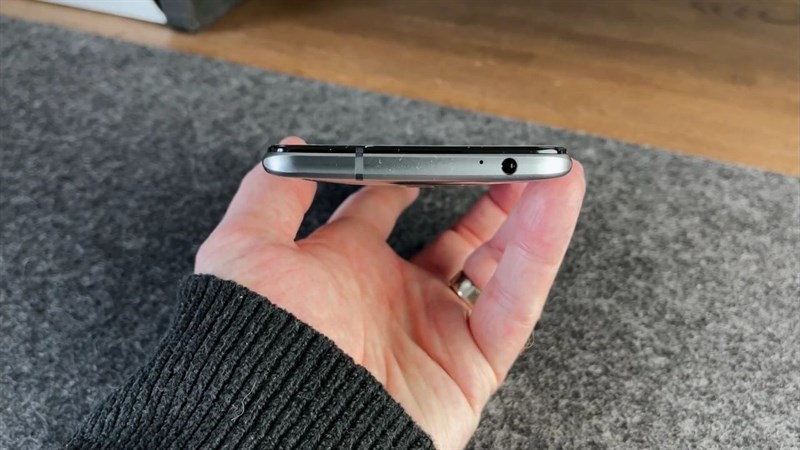 Cuối cùng là cạnh trên của Red Magic 6 Pro.