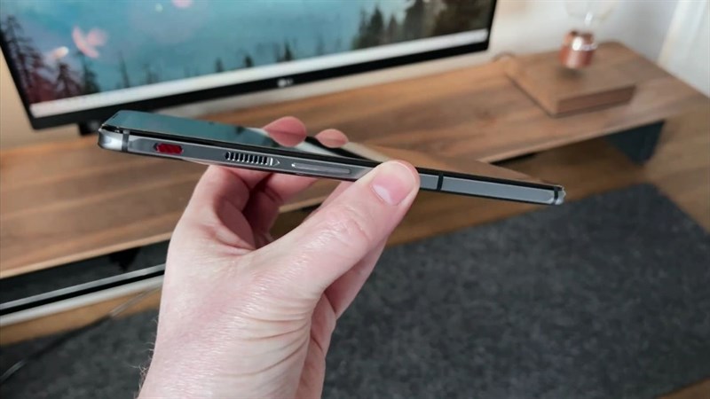 Cạnh trái của Red Magic 6 Pro.