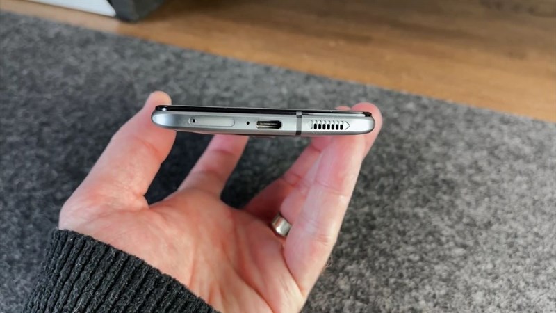 Tiếp đến là cạnh dưới của Red Magic 6 Pro.