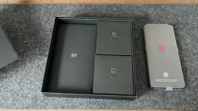 Phụ kiện đi kèm bên trong hộp Red Magic 6 Pro.