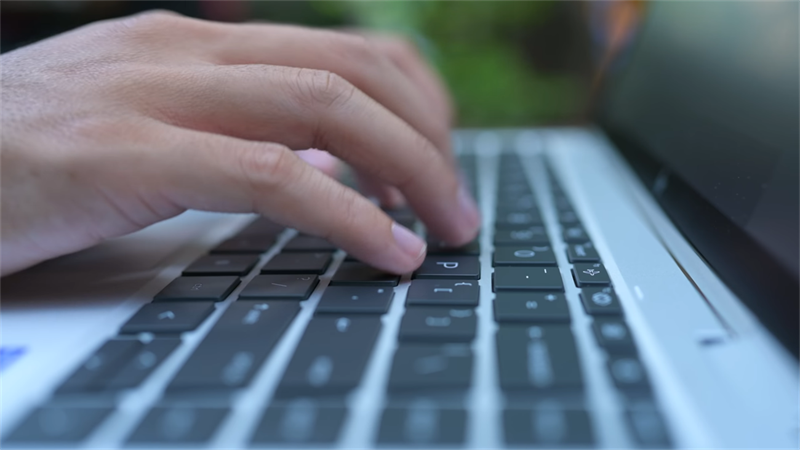 Bàn phím của HP EliteBook X360 1040 G8 cho trải nghiệm gõ tương đối tốt. (Nguồn: Engadget).