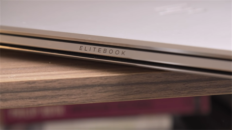 Logo EliteBook đầy nổi bật ở phần bản lề của chiếc laptop. (Nguồn: Engadget).